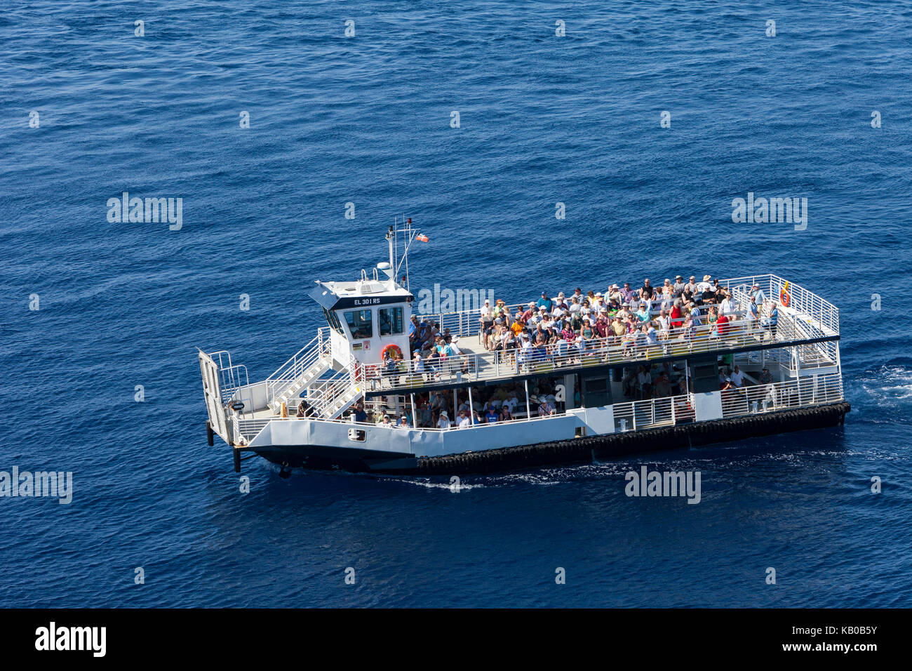 Half Moon Cay, Bahamas. Fähre bringt Passagiere zurück zum Kreuzfahrtschiff. Stockfoto Half Moon Cay, Bahamas. Fähre bringt Passagiere zurück zum Kreuzfahrtschiff. Stockfoto