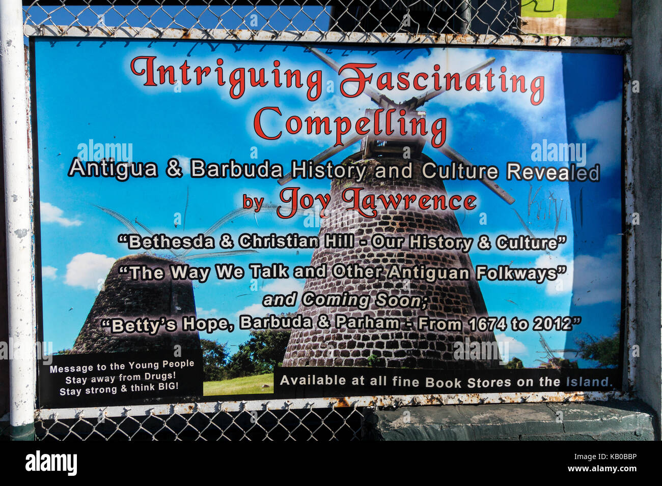 St. Johns, Antigua. Reklametafeln Bekanntgabe kultureller Vortrag plus Anti-drogen-Botschaft. Stockfoto