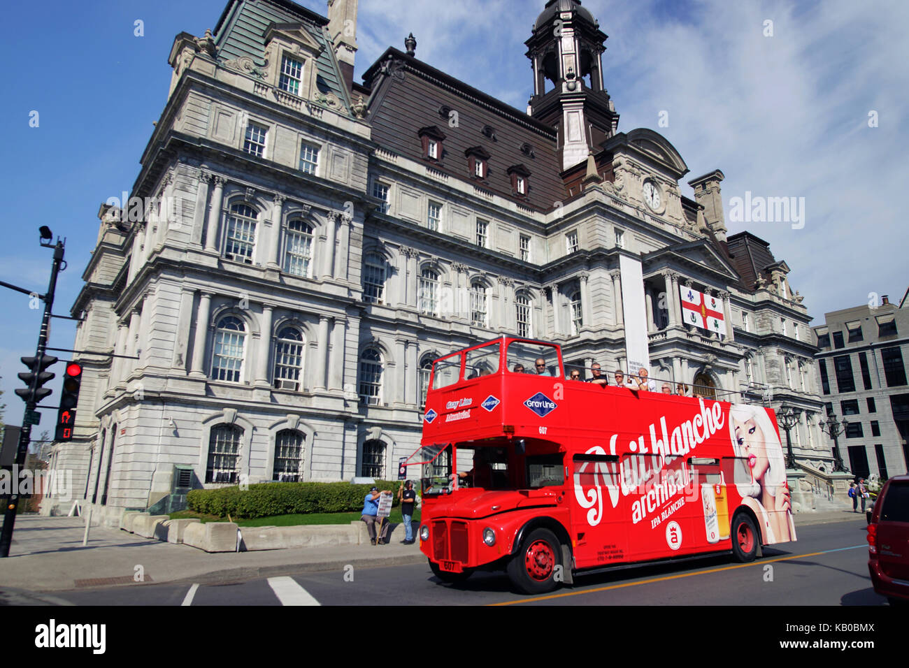 Tour Bus vorbei Vor von Montreal Rathaus. Stockfoto