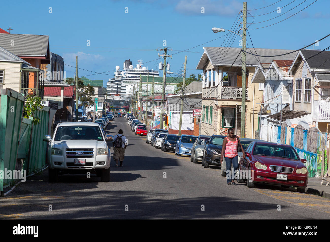 St. Johns, Antigua. Wohnstraße Szene, Kreuzfahrt Schiff im Hintergrund. Stockfoto