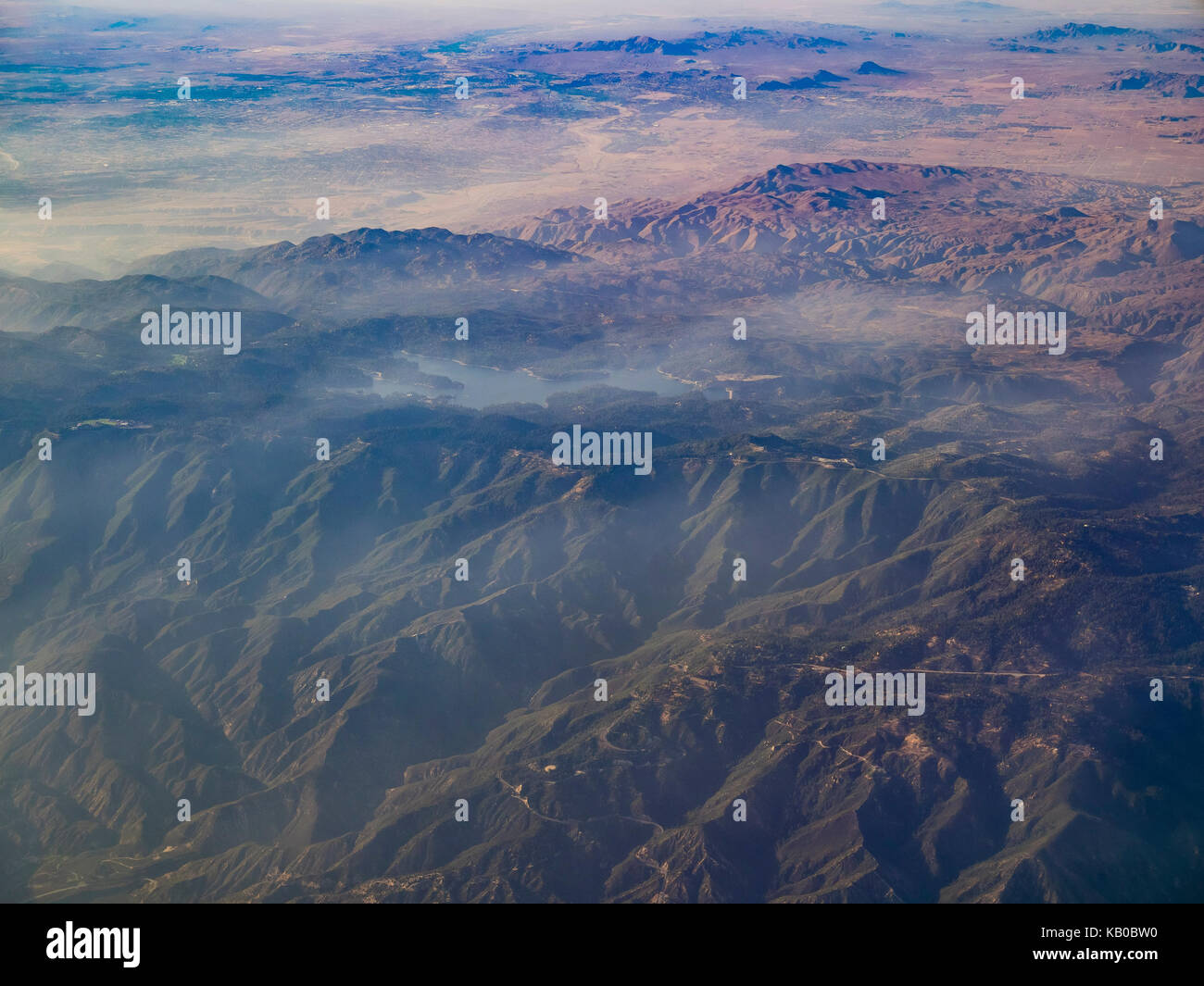 Luftaufnahme von San Bernardino Berge und Lake Arrowhead, Ansicht von Fensterplatz im Flugzeug, Kalifornien, USA Stockfoto