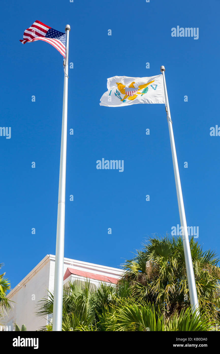 Charlotte Amalie, St. Thomas, U.S. Virgin Islands. Usa und Virgin Islands Fahnen. Stockfoto