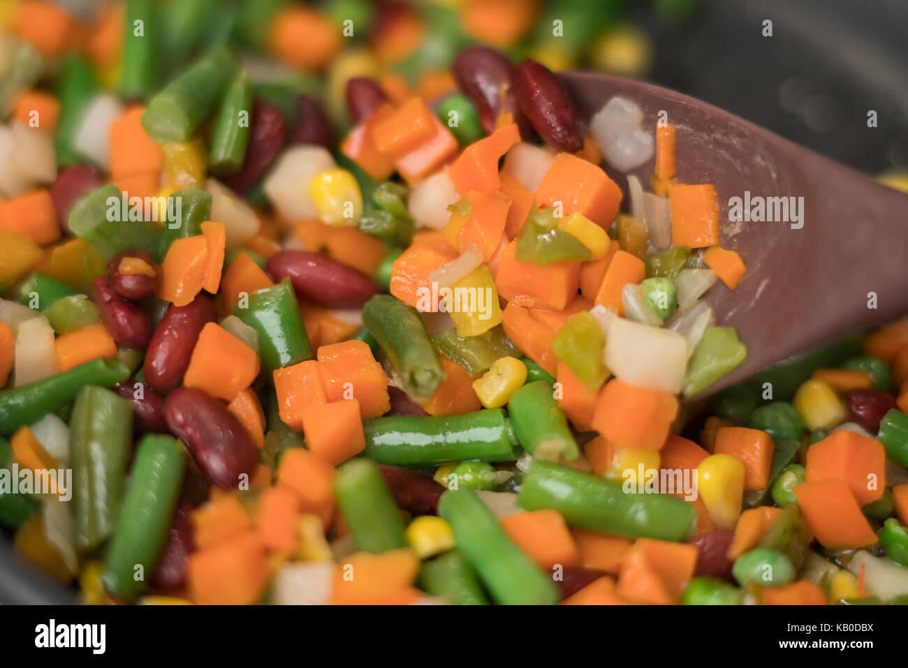 Textur von leckeren Braten, Tomaten, Paprika, Mais, Zwiebeln, Erbsen Stockfoto