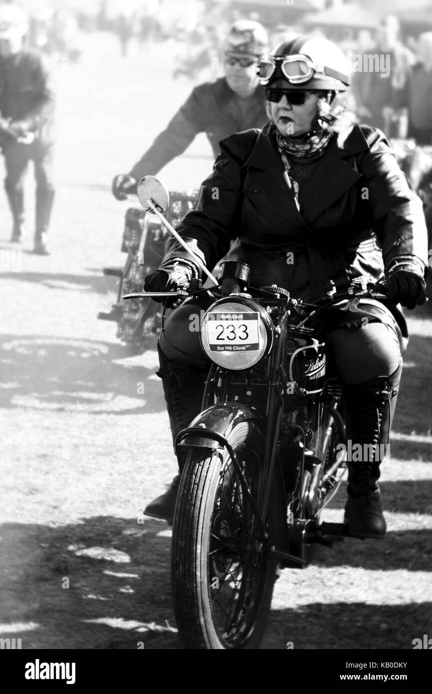 Frau, die auf dem Kop Hill Climb ein Oldtimer-Motorrad fährt Stockfoto