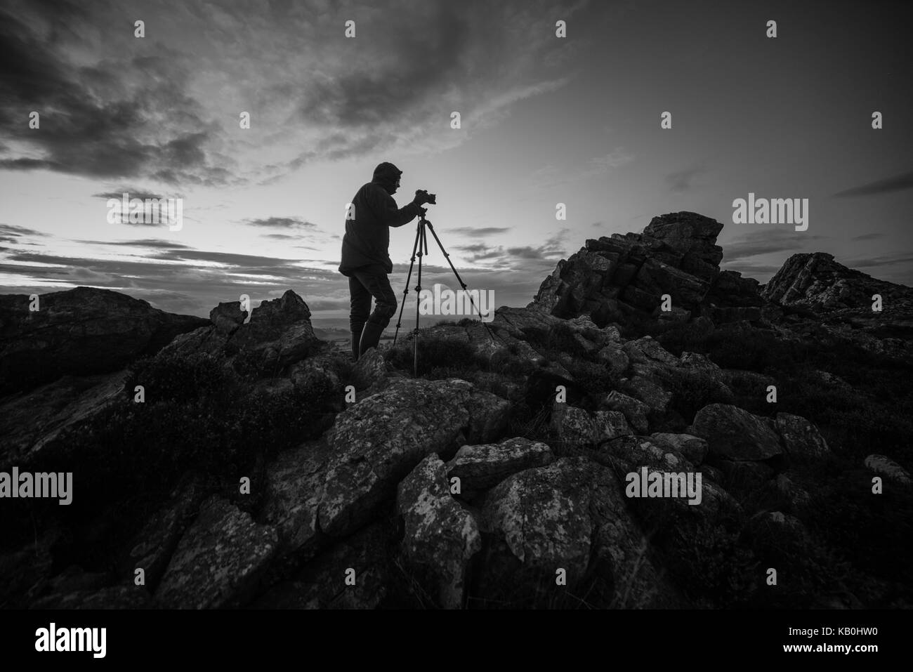 Foto von einem Fotografen ein Foto der Milchstrasse auf der Stiperstones in Shropshire zu nehmen. Portrait des Fotografen mit Steinen. Stockfoto