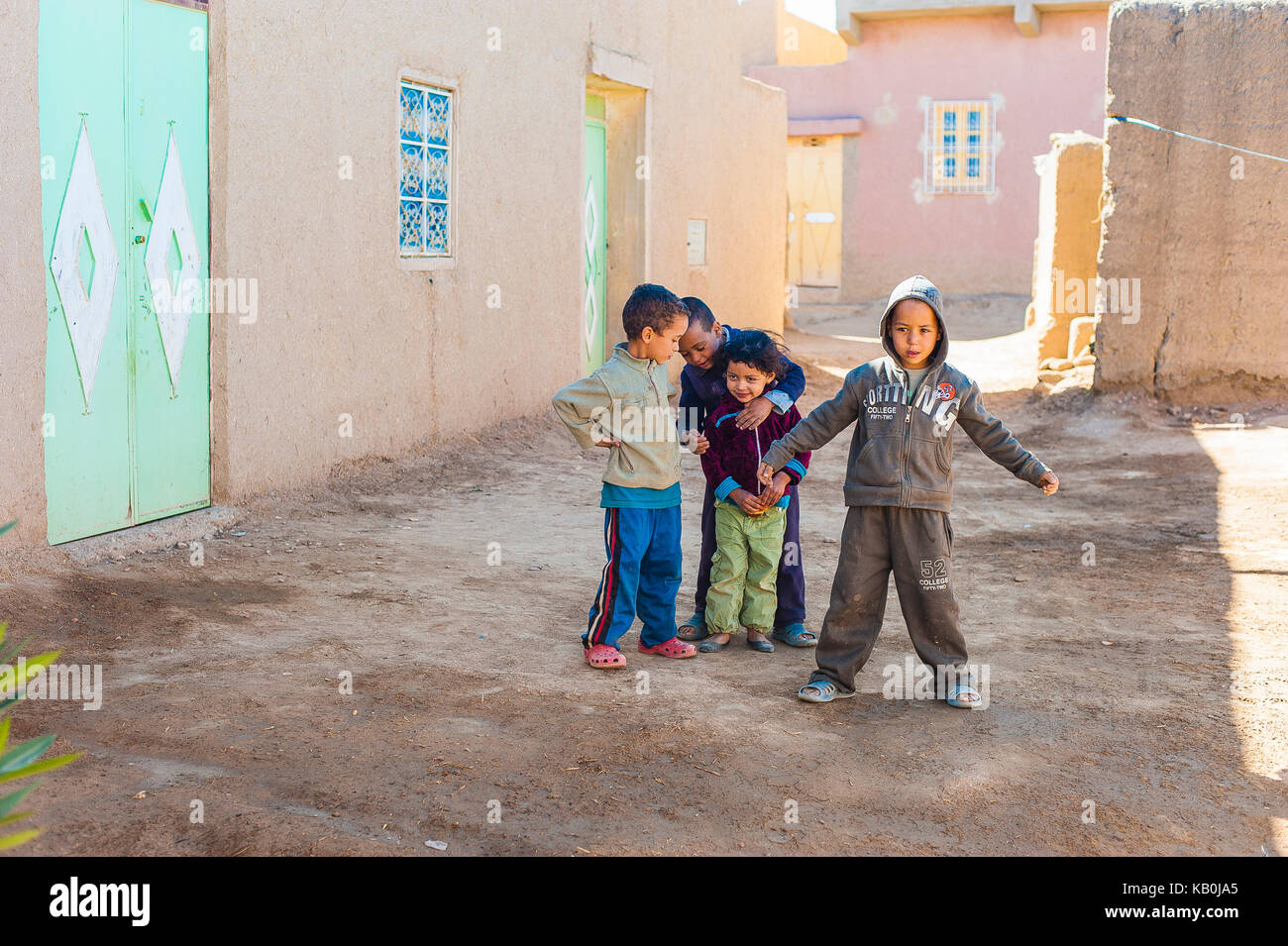Kinder zusammen spielen, Merzouga, Marokko Stockfoto