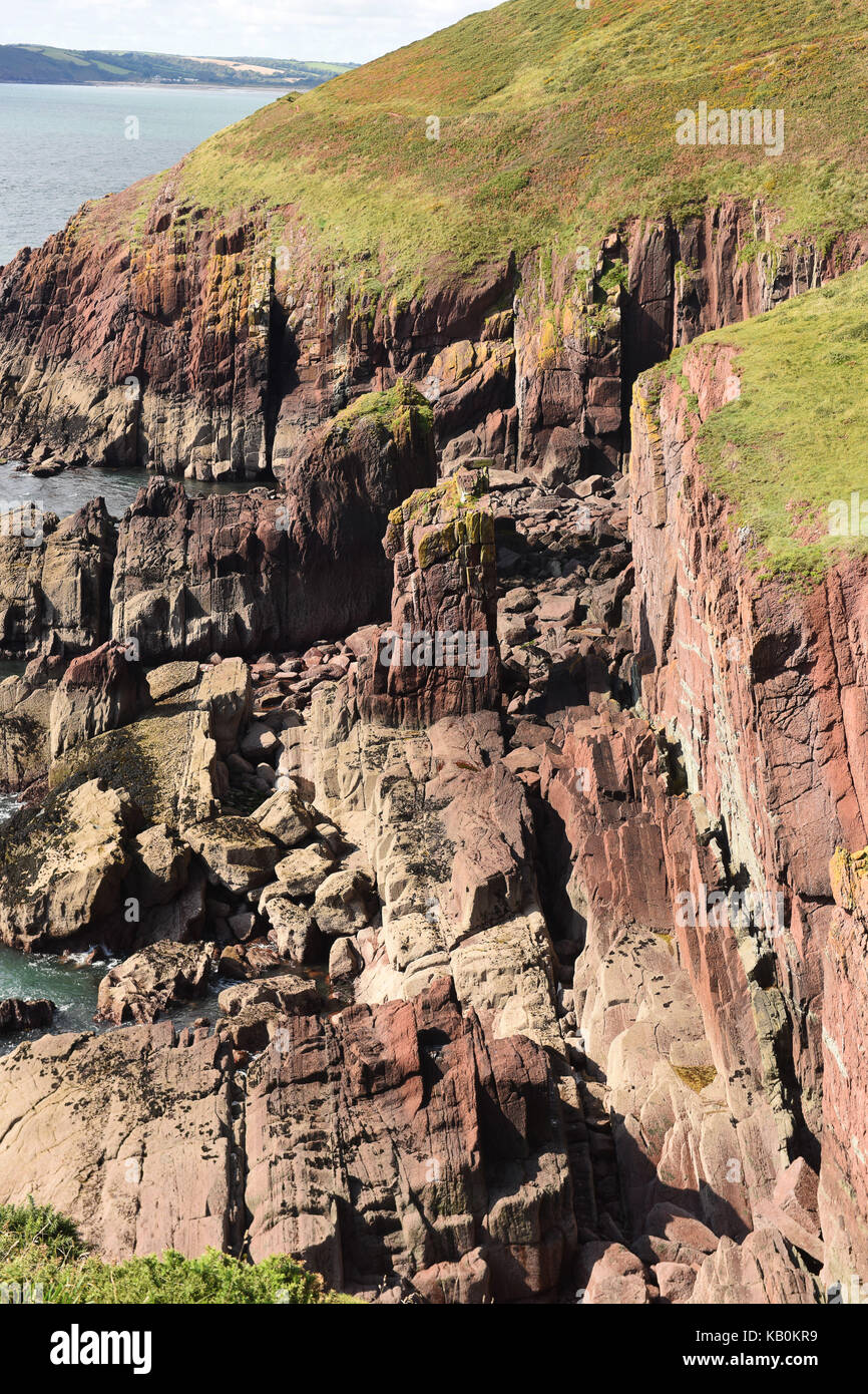 Küste Felsen in der Nähe von Manorbier in Pembrokeshire, West Wales, Großbritannien Stockfoto