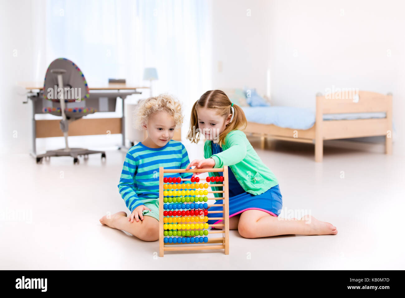 Kinder spielen mit Holz- Abacus. Kinder lernen mit pädagogischen Vorschule  Spielzeug zu zählen. Holzspielzeug für Kindergarten Kind. Kind lernen  Mathe. Junge ein Stockfotografie - Alamy