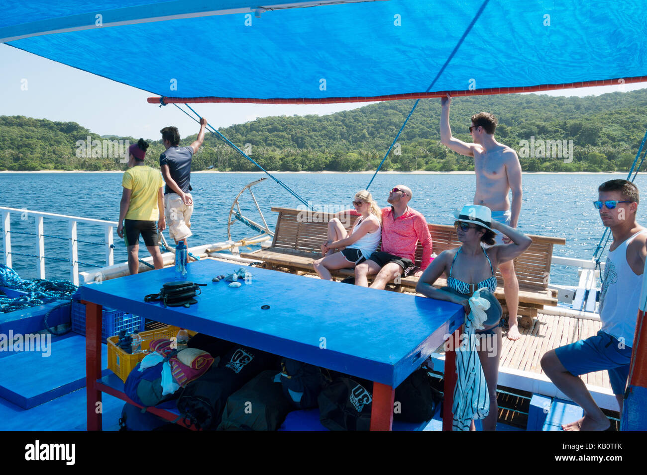 Philippinen Urlaub - westliche Touristen auf einem Schiff zwischen den Inseln reisen, Provinz Palawan, Philippinen Stockfoto