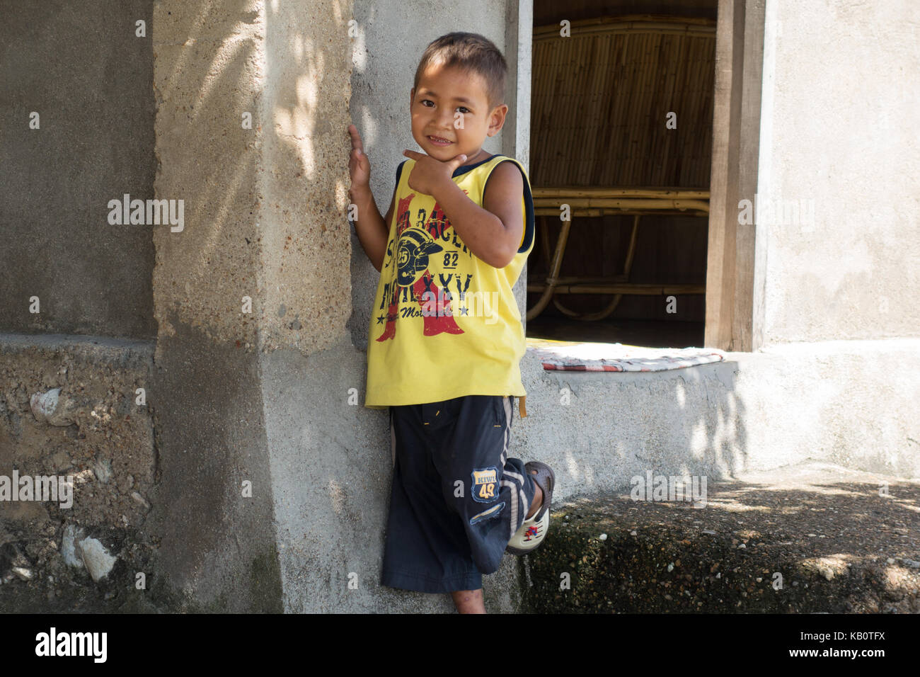 Philippinische Kinder - ein kleiner philippinischer Junge im Alter von 5 Jahren, El Nido, Palawan, Philippinen, Asien; Asiatisches Kind Stockfoto