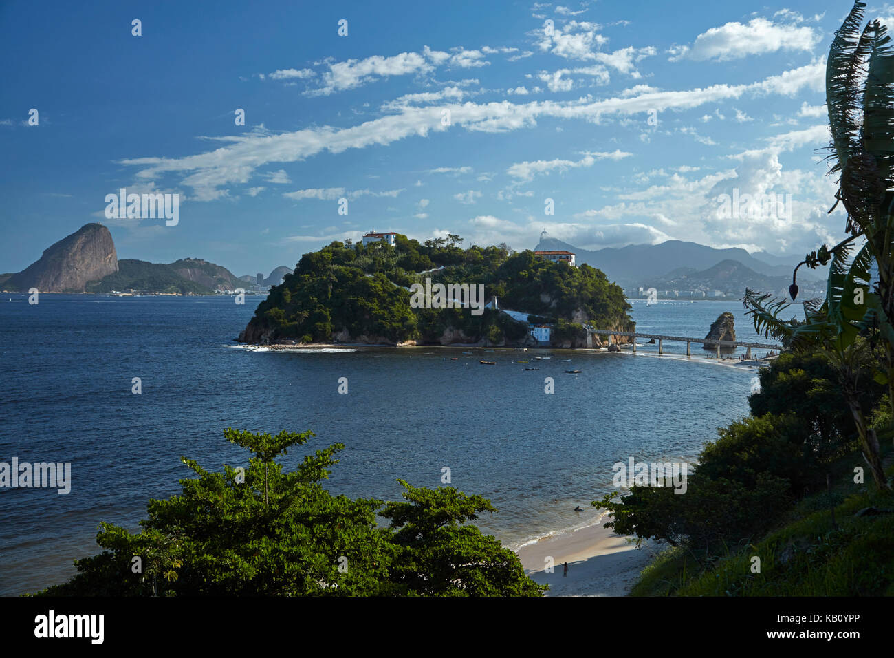 Boa Viagem Beach, Boa Viagem Island, Niteroi, Guanabara Bay und Zuckerhut Mountain, Rio de Janeiro, Brasilien, Südamerika Stockfoto