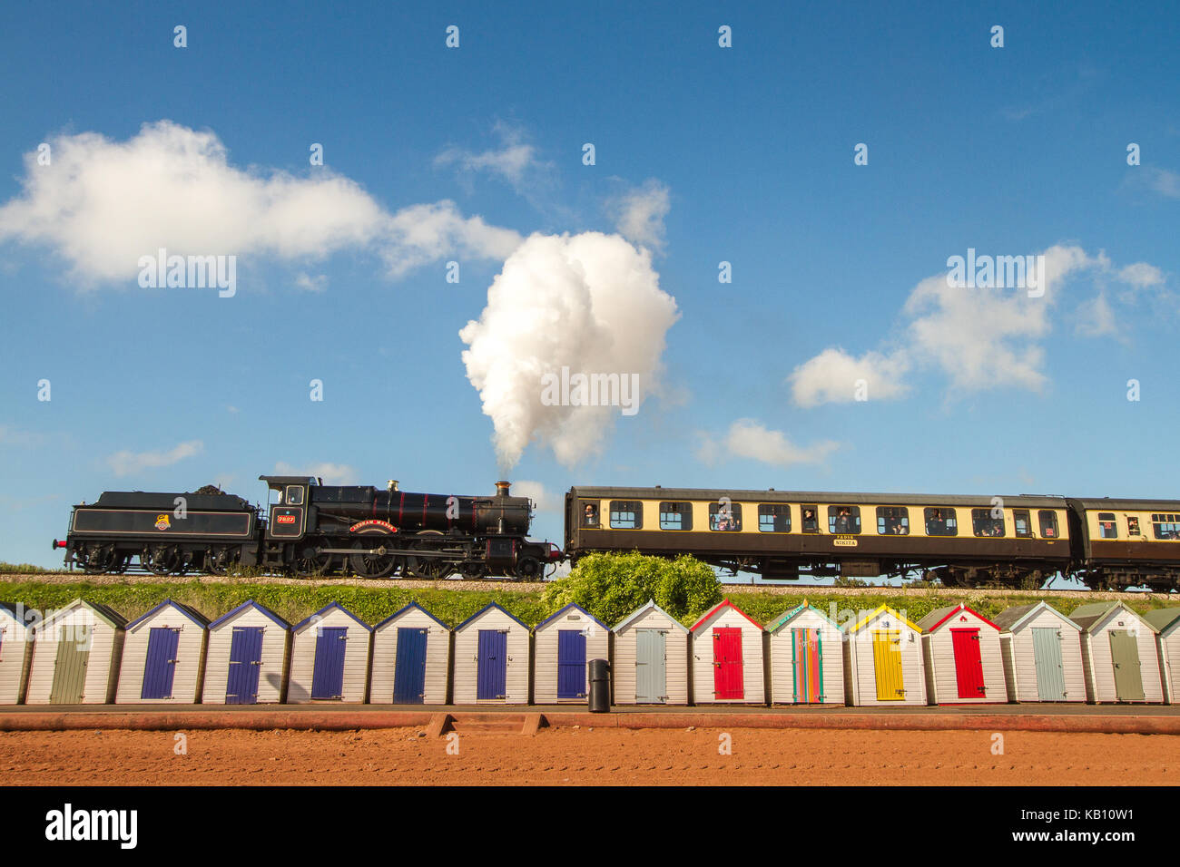 Strandhütten, Dampfzug Eisenbahn am meer sommer in Paignton Stockfoto