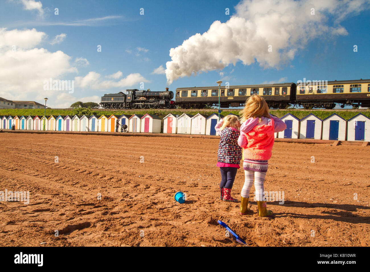 Strandhütten, Dampfzug Eisenbahn am meer sommer in Paignton Stockfoto