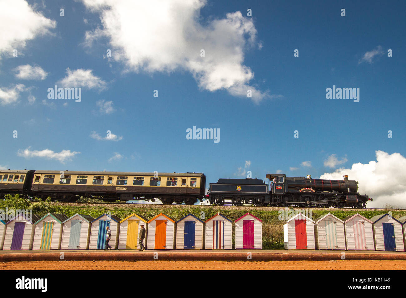 Strandhütten, Dampfzug Eisenbahn am meer sommer in Paignton Stockfoto