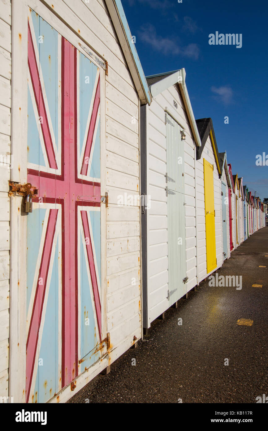 Umkleidekabinen am Strand Meer Sommer in Paignton Union Jack Britische Flagge Stockfoto