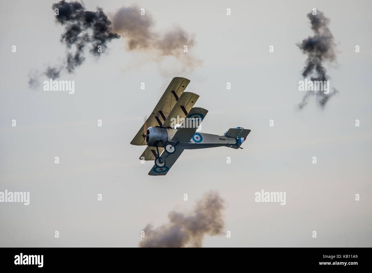 Sopwith Triplane vom Great war Display Team fliegt bei der IWM Duxford Airshow durch simulierte Flackbursts Stockfoto