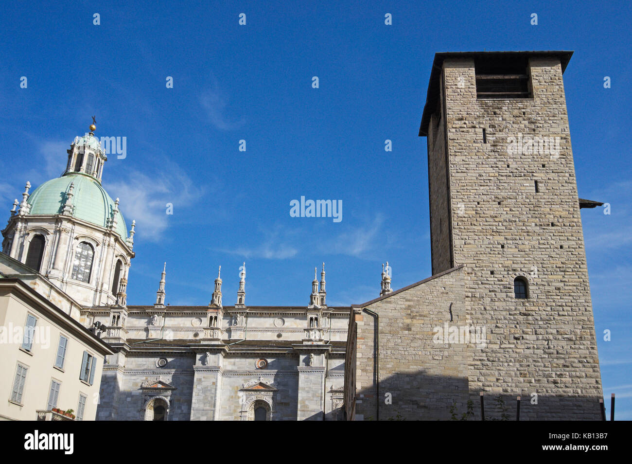 Broletto Turm (13. Jh. Rathaus) und Duomo - Como - Italien Stockfoto