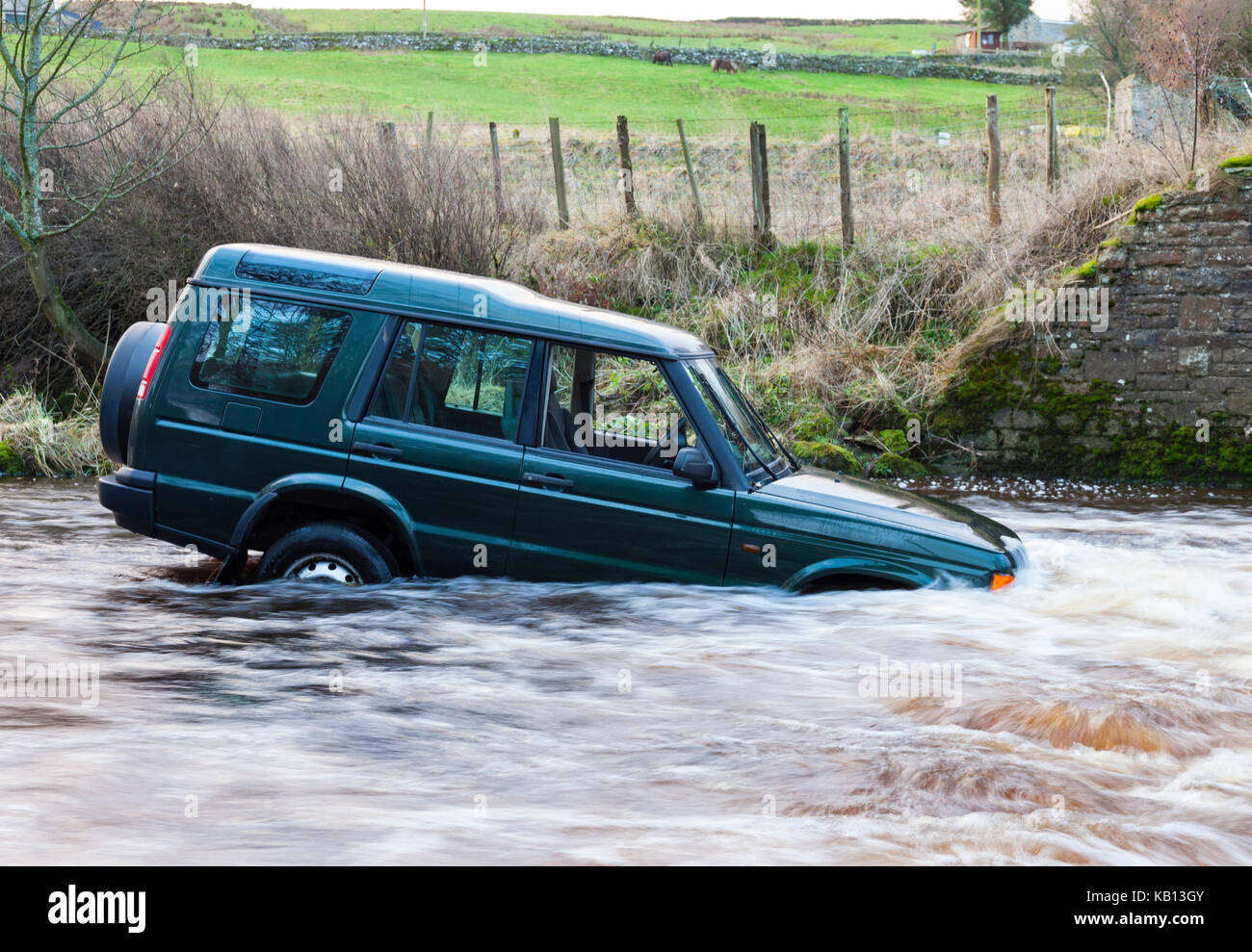 Ein 4x4 Fahrzeug fegten sie durch Hochwasser, während versucht wird, das Kreuz ein Ford auf dem Fluss in Westgate, gewohnt, County Durham, UK tragen. Der Fahrer war gerettet Stockfoto