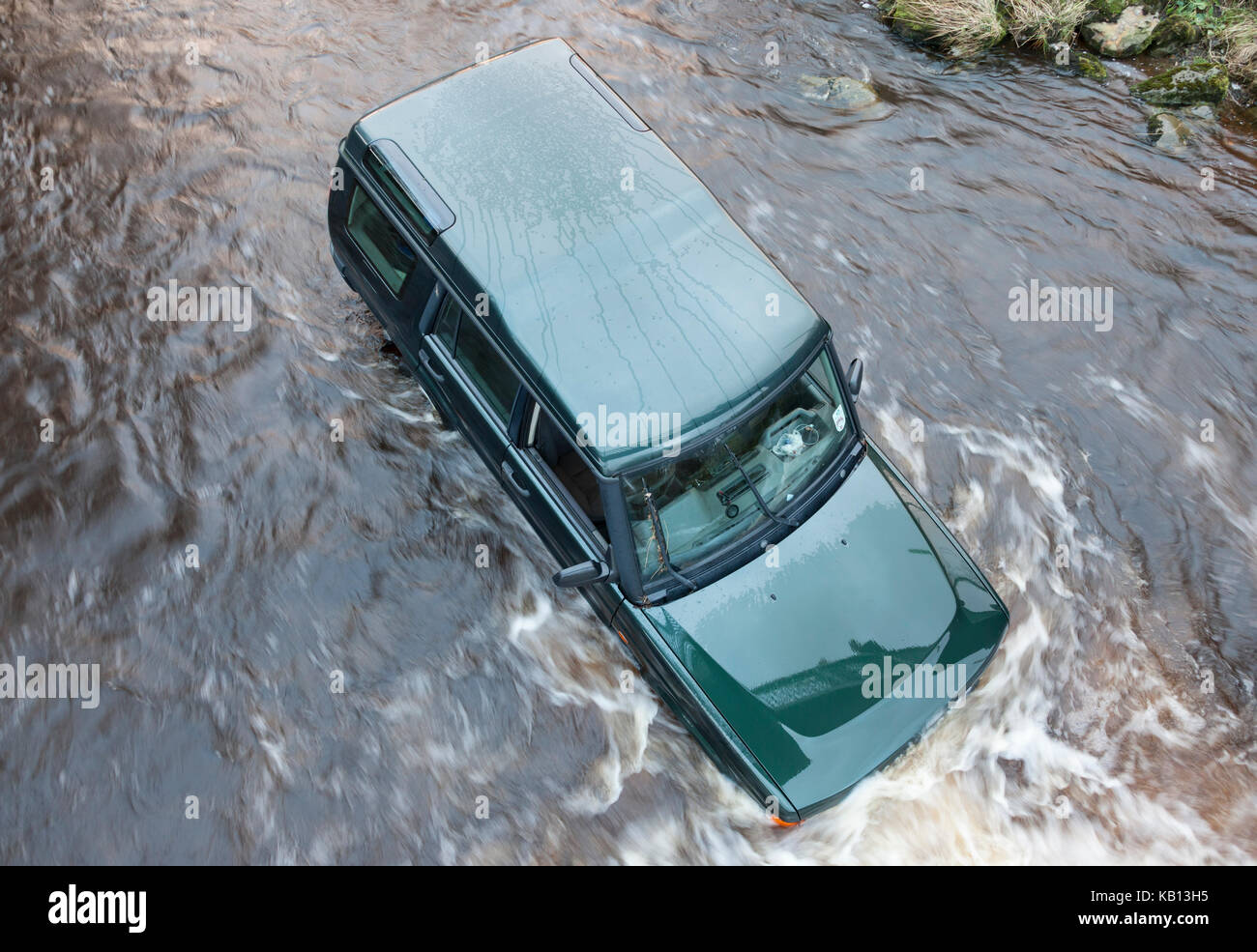 Ein 4x4 Fahrzeug fegten sie durch Hochwasser, während versucht wird, das Kreuz ein Ford auf dem Fluss in Westgate, gewohnt, County Durham, UK tragen. Der Fahrer war gerettet Stockfoto