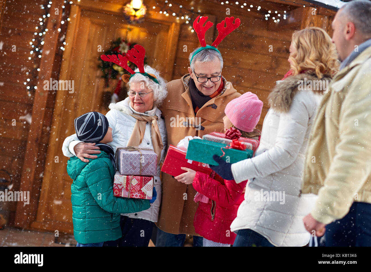 Glückliche Familie mit Geschenken auf Heiligabend Stockfoto