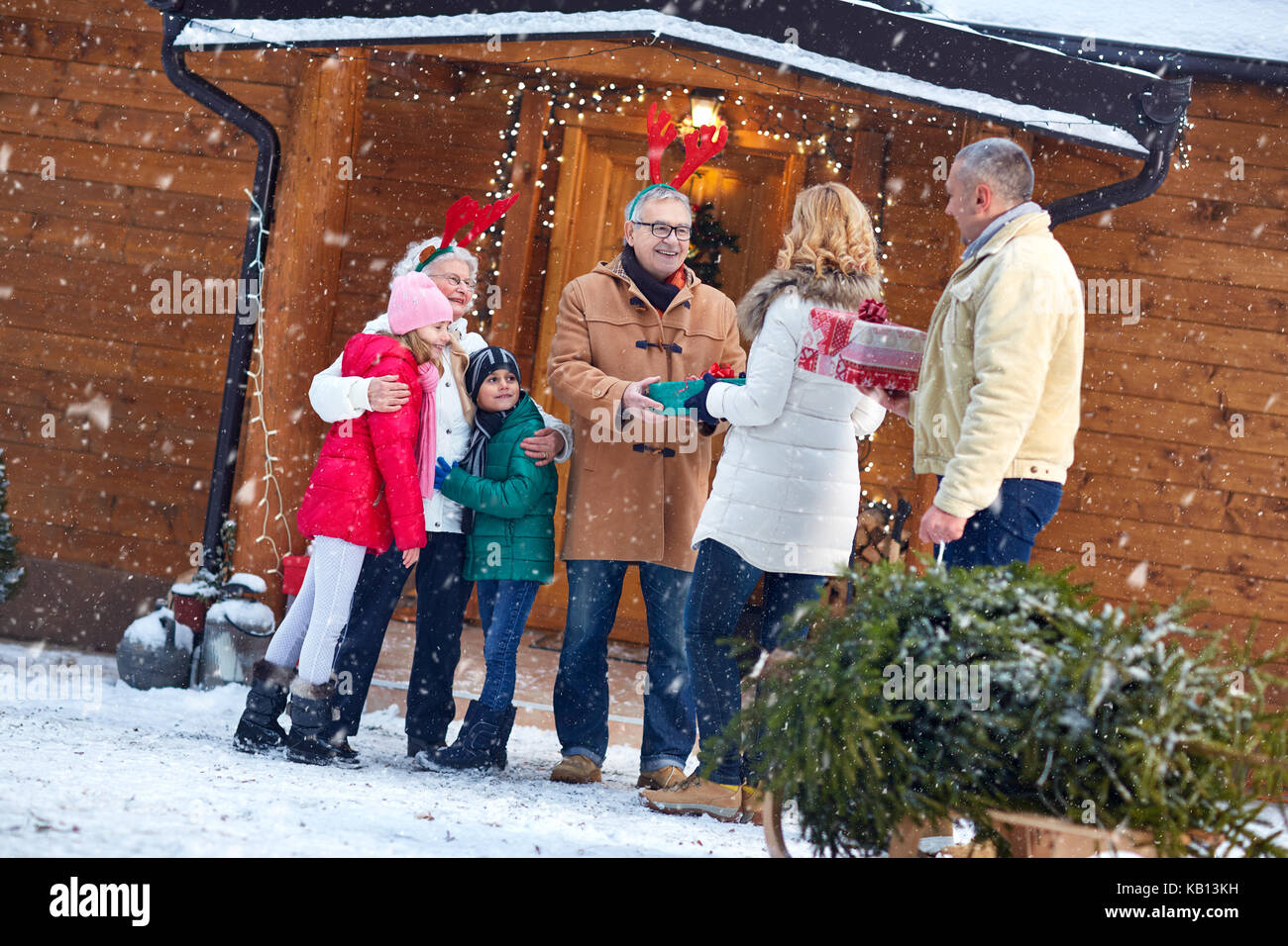 Heiligabend Konzept - Familie, Geschenke, Urlaub, Jahreszeit und Menschen Stockfoto