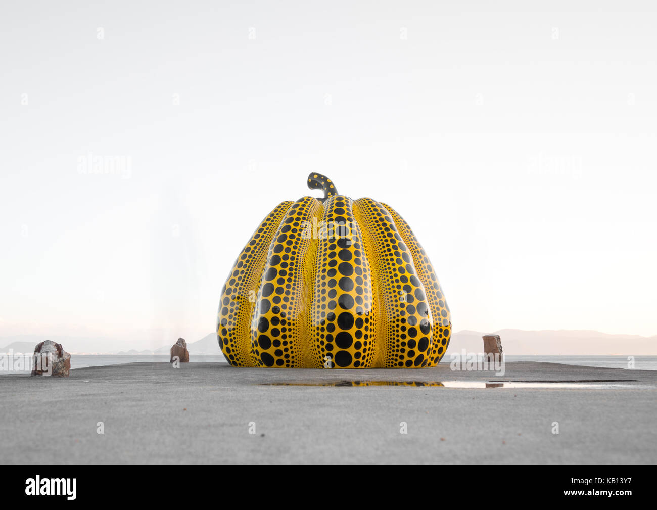 Gelber Kürbis von Yayoi Kusama auf Pier am Meer, Seto Binnenmeer ...
