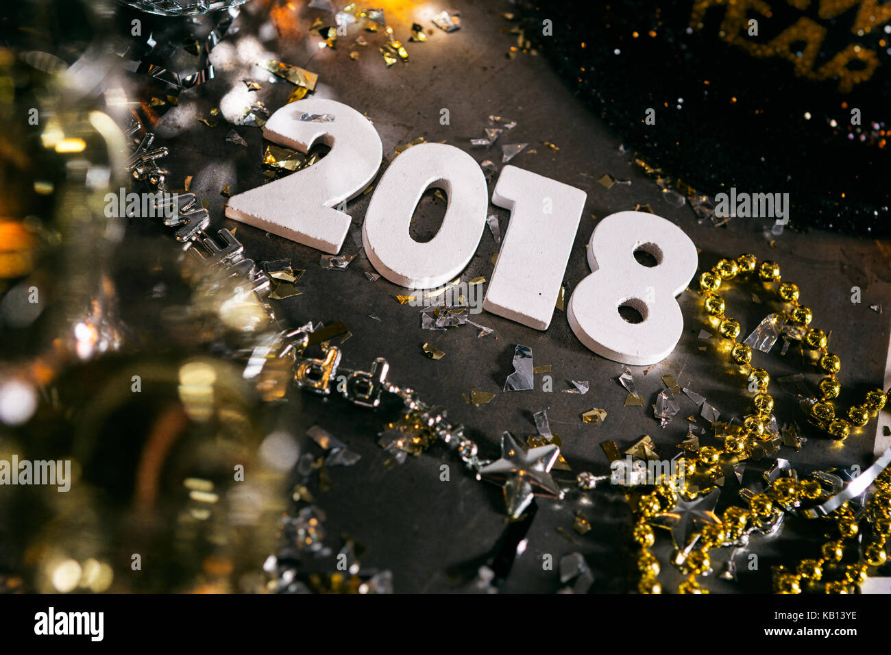Eine Reihe feiern Silvester, einige mit 2018 Ziffern. Viel Konfetti, Champagner, etc. Gut für die Hintergründe von ads. Stockfoto