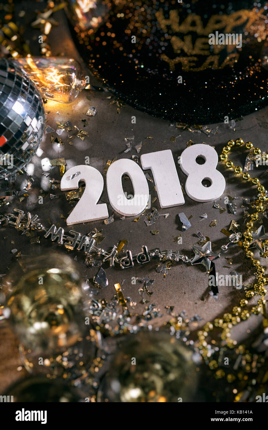 Eine Reihe feiern Silvester, einige mit 2018 Ziffern. Viel Konfetti, Champagner, etc. Gut für die Hintergründe von ads. Stockfoto