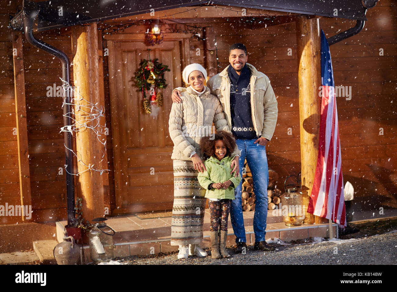 Portrait von afro-amerikanische Familie vorne Holzhaus auf Weihnachten Stockfoto