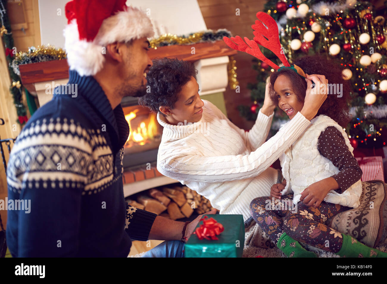 Portrait von verspielten Familie und Kind während Weihnachten zu Hause Stockfoto