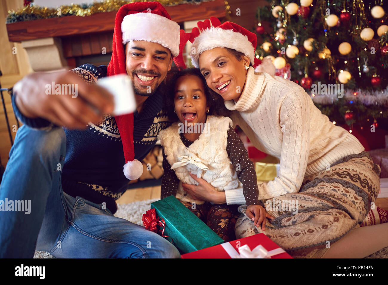 Glückliche Familie Selbstportrait mit Smartphone während Weihnachten zu Hause Stockfoto