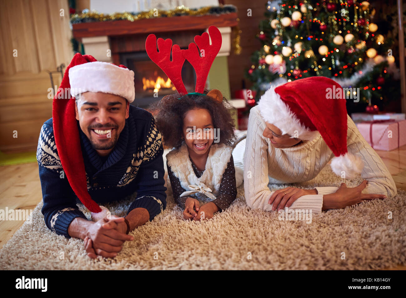 Happy afro-amerikanische Familie in weihnachtliche Atmosphäre Stockfoto
