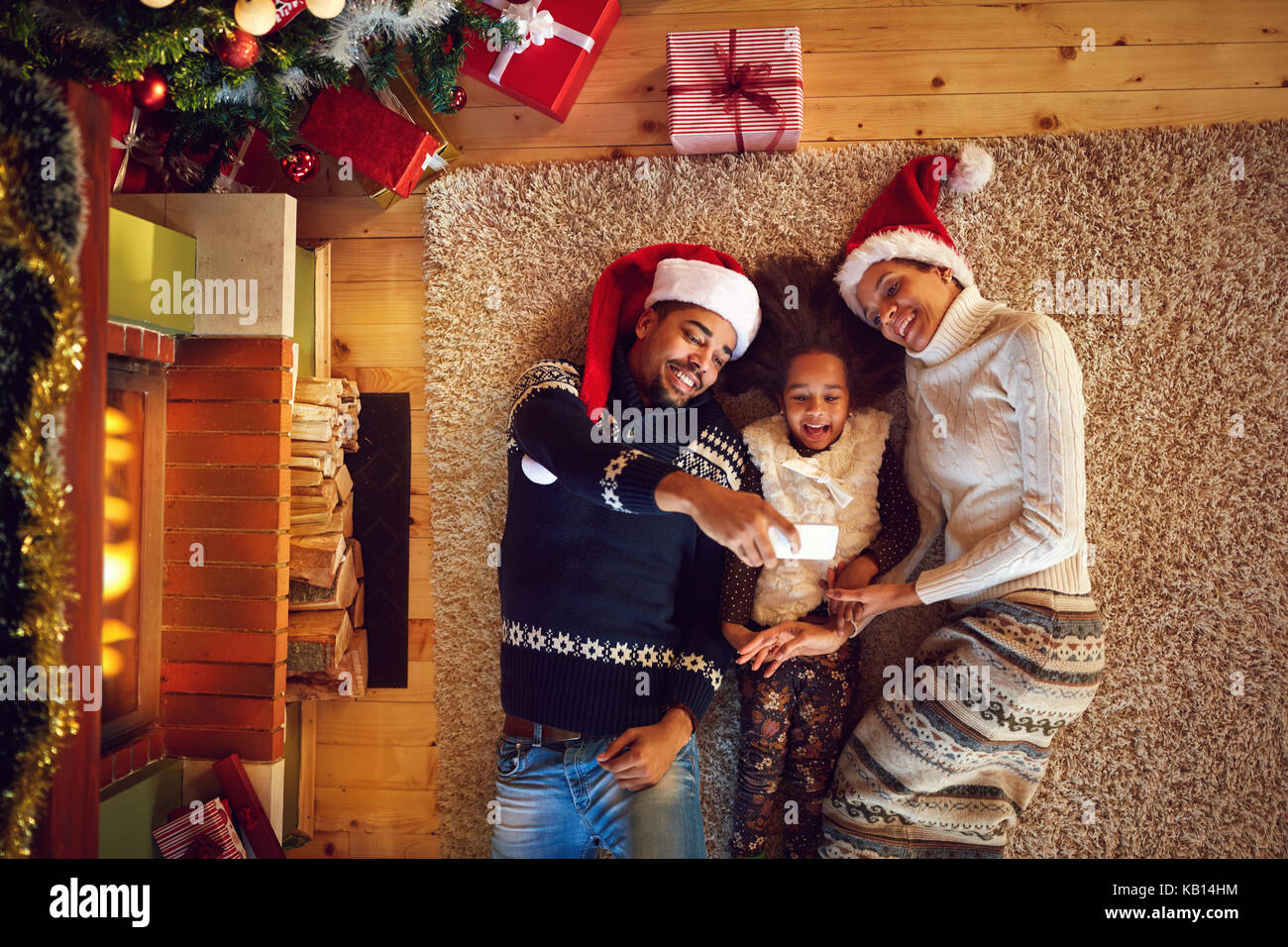 Junge afro-amerikanische Familie, die Weihnachten selfie Stockfoto
