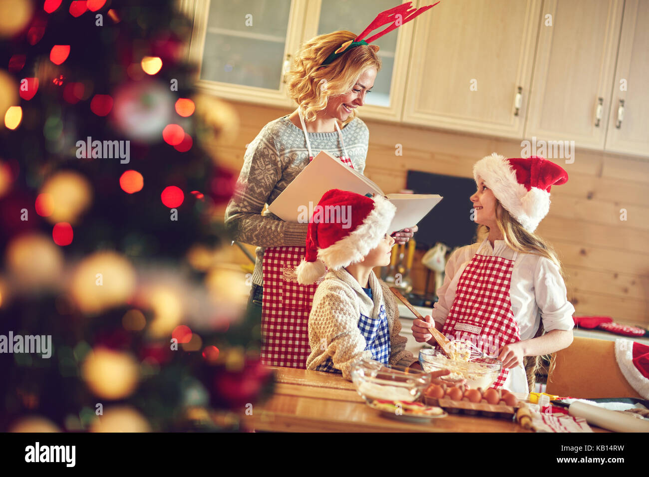 Zeit mit der Familie - Kinder und Mutter die Weihnachtsplätzchen Stockfoto