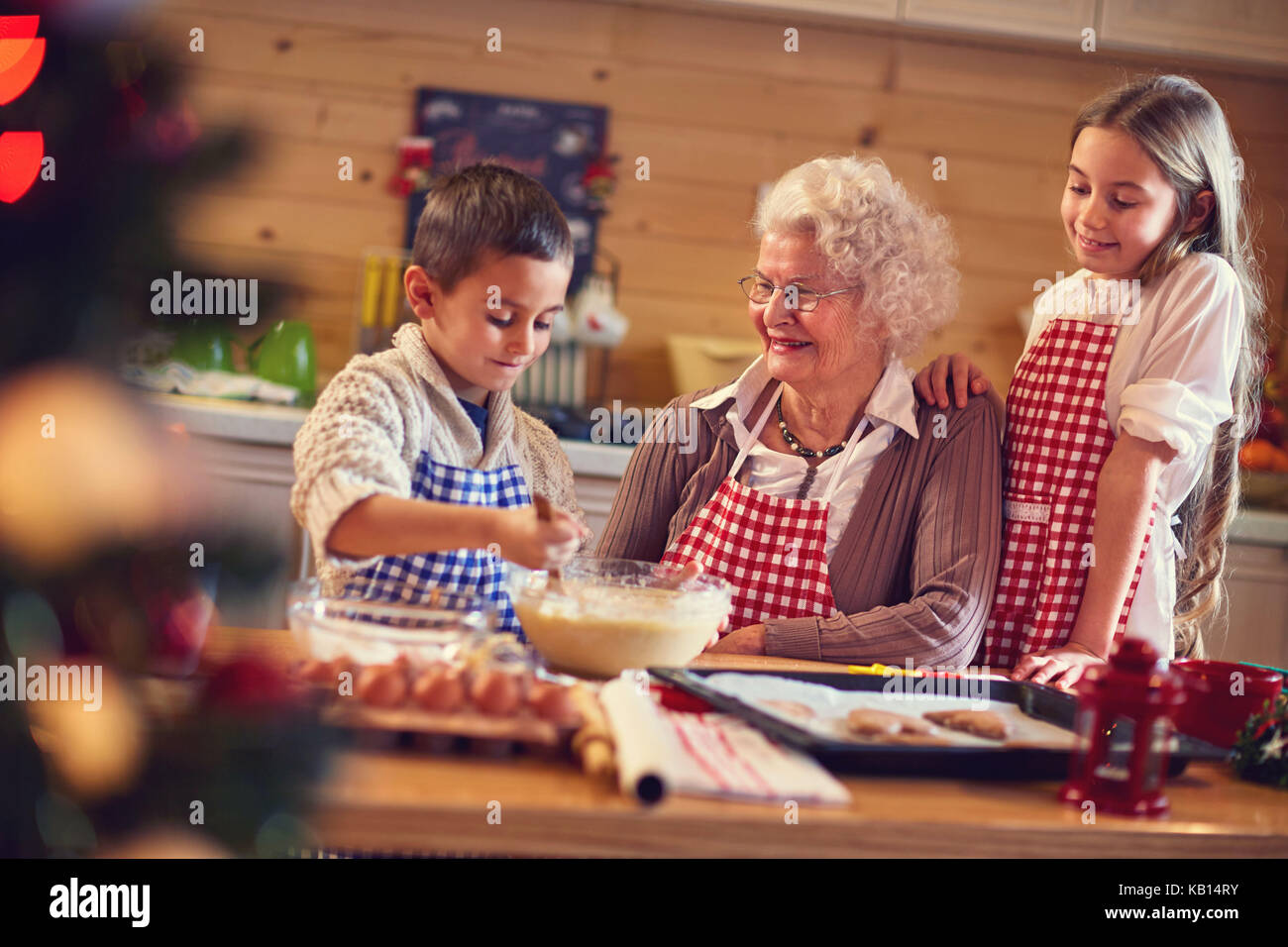 Backen Weihnachten Kekse mit Großmutter auf Weihnachten Stockfoto