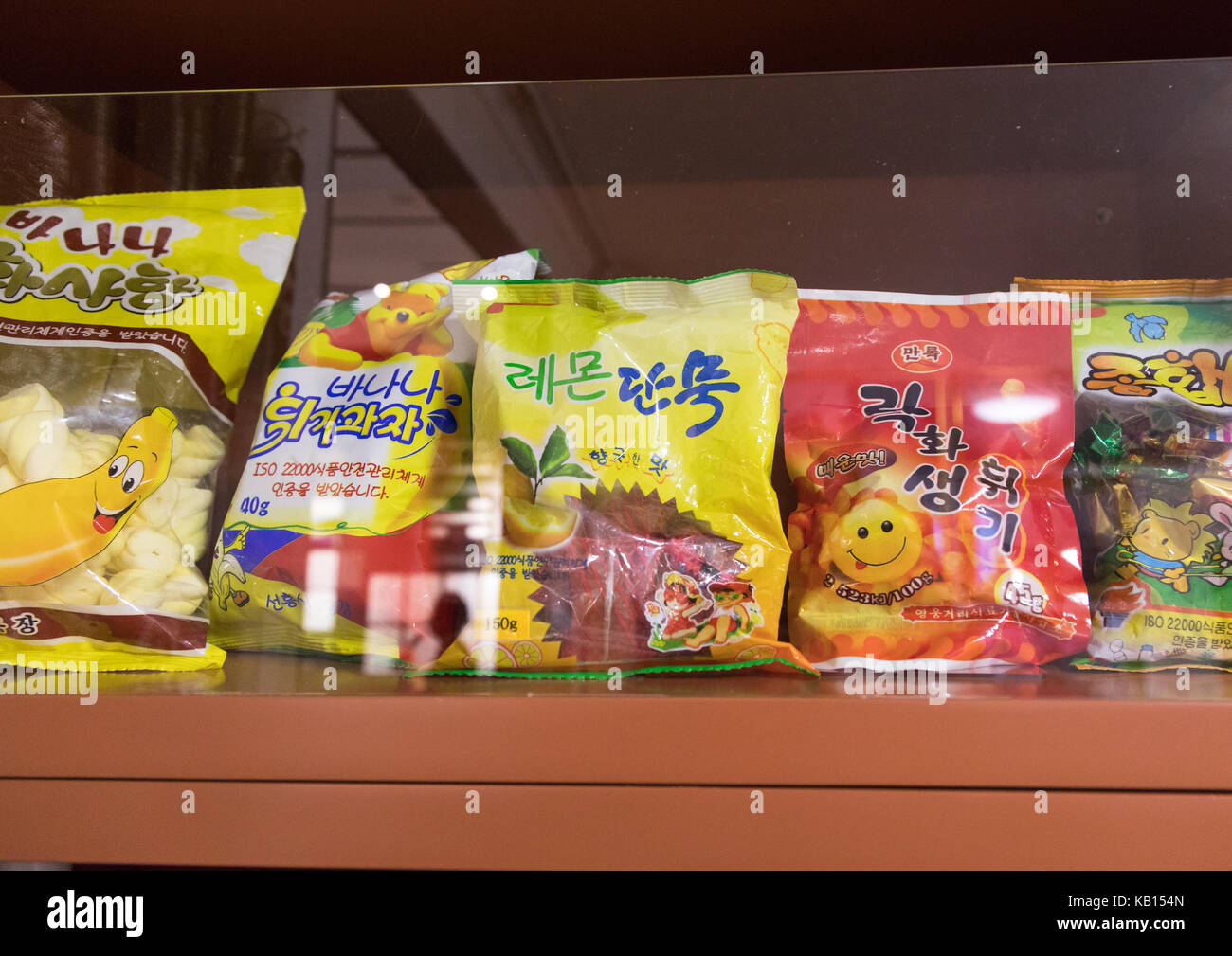 Nordkoreanische Süßigkeiten während der Ausstellung Pjöngjang sallim an  Architektur Biennale zeigt eine nordkoreanische apartment Replik, National  Capital Area, Seoul, Südkorea Stockfotografie - Alamy