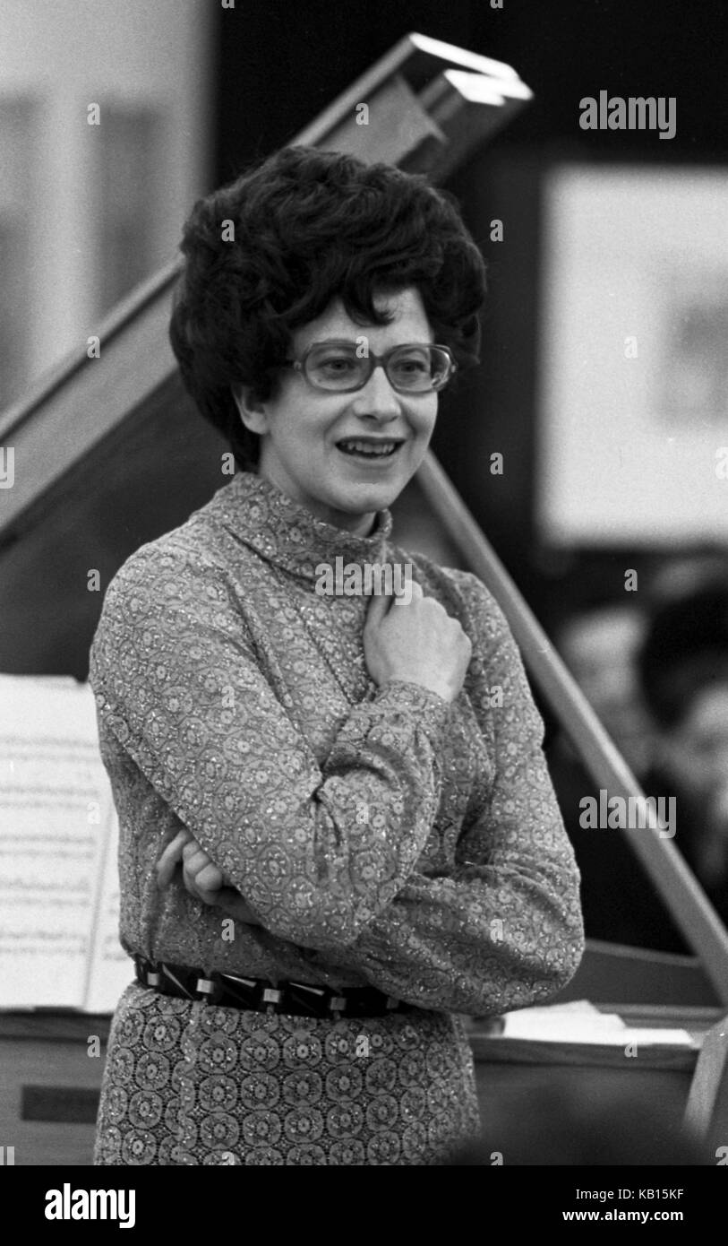 DIE Cembalistin Zuzana Ruzickova in Prag, Tschechoslowakei, 1. Juli 1969. Ruzickova starb heute, am 27. September 2017, nach einer kurzen schweren Krankheit im Krankenhaus im Alter von 90 Jahren. Ruzickova, die oft als erste Dame des Cembalo bezeichnet wurde, war die Ehefrau des Komponisten Kalabis (1923–2006). Bekannt wurde sie durch ihre Aufführung von Johann Sebastian Bach. Sie nahm Bachs Gesamtwerk auf 35 CDs auf. Ruzickova, ein Solist der Tschechischen Philharmoniker von 1979 bis 1990, erhielt eine Reihe von Musikpreisen. Zuzana Ruzickova, geboren am 14. Januar 1927, begann mit neun Jahren Klavier zu spielen. Stockfoto