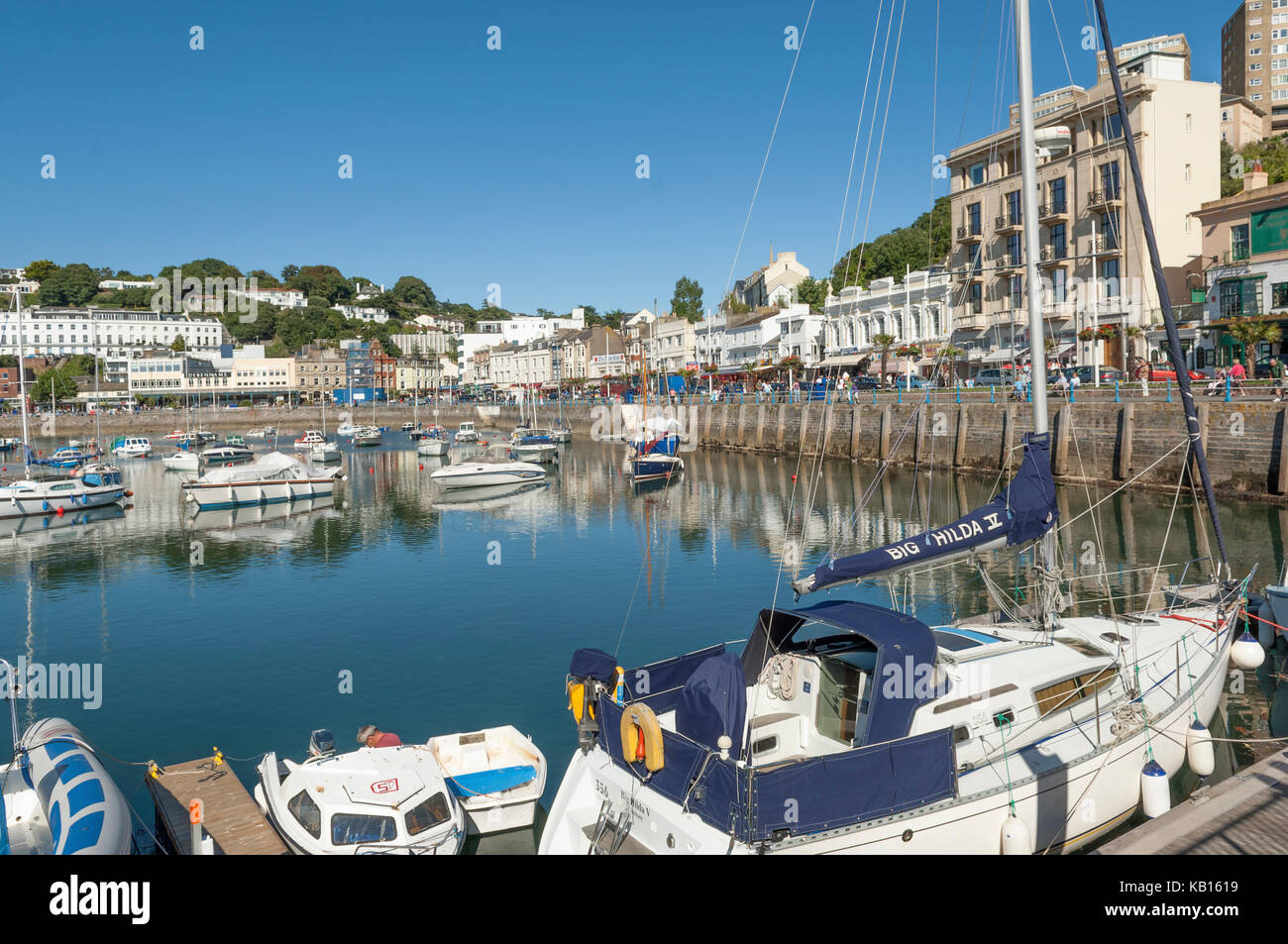 Der innere Hafen und Jachthafen in Torquay, Devon, UK an einem sonnigen Sommer mit blauem Himmel. Meeresfrüchte Küste, englische Riviera, Stockfoto