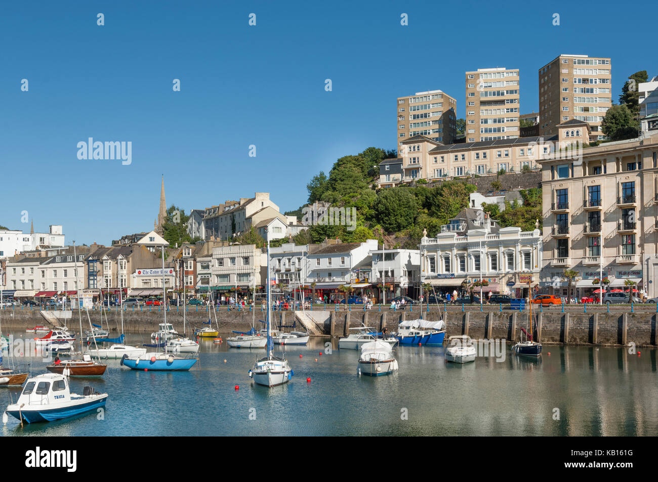 Der innere Hafen und Jachthafen in Torquay, Devon, UK an einem sonnigen Sommer mit blauem Himmel. Meeresfrüchte Küste, englische Riviera, Stockfoto