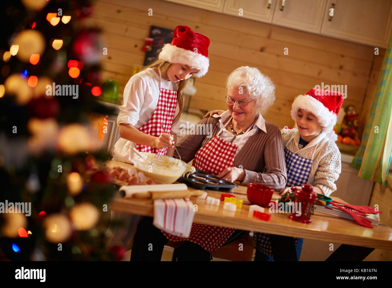 Plätzchen backen mit Oma auf Weihnachten Stockfoto