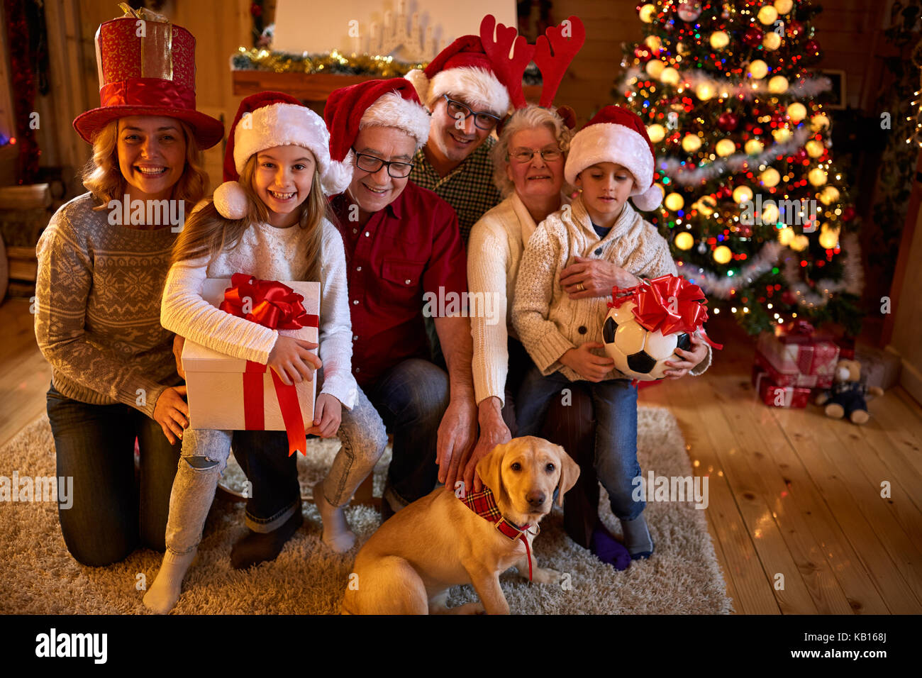 Lächelnd Familie mit Geschenken und Hund an Heiligabend Stockfoto