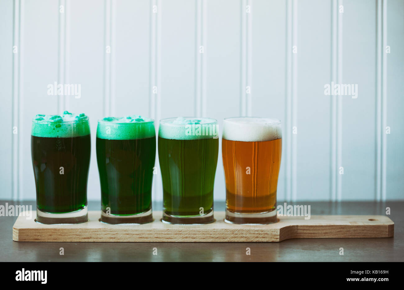Unterschiedliche Mengen von Grün in Bieren auf einem Flug. Stockfoto