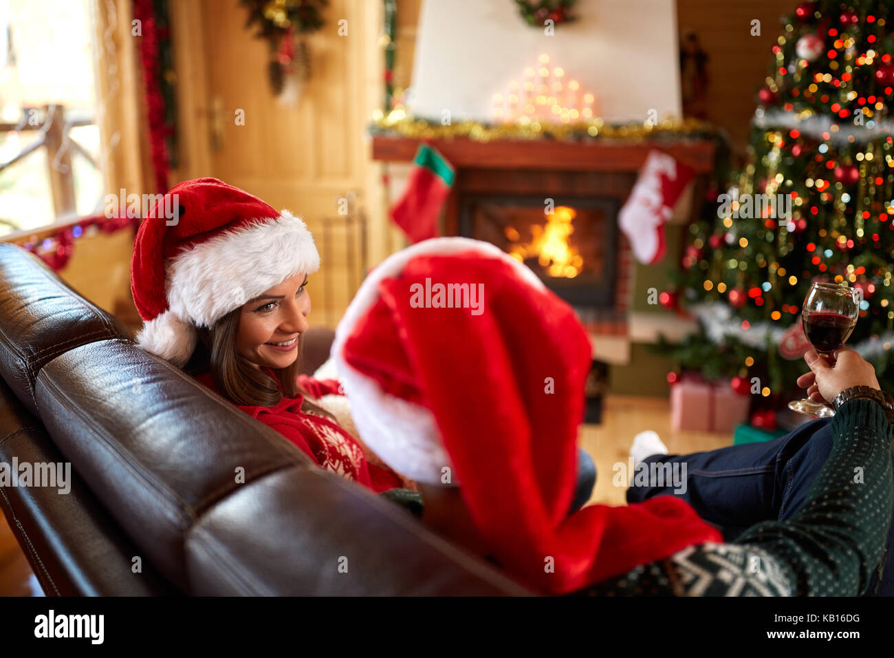 Weibliche und männliche Genießen in das schön eingerichtete Haus an Weihnachten Stockfoto