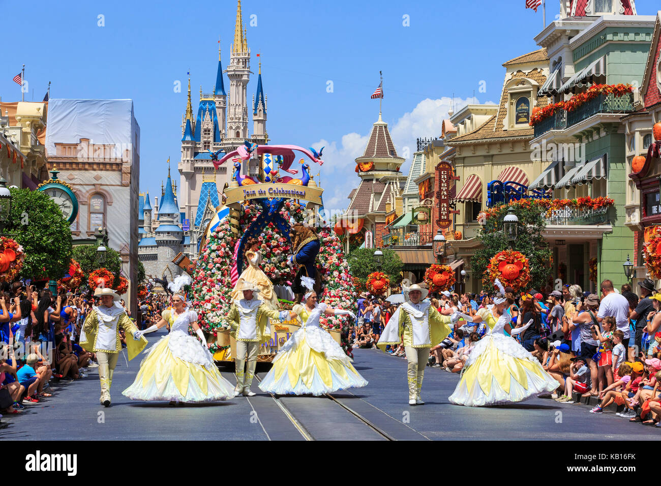 Walt Disney's Magic Kingdom Theme Park, mit dem Märchenschloss, Orlando, Florida, USA, und das Märchen Parade" Karneval der Fantasy' Stockfoto