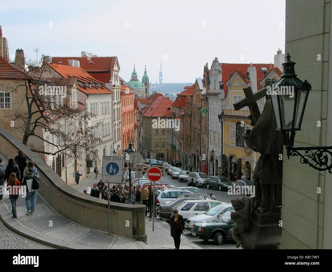 Auf der Suche Nerudova auf der Kuppel der Kirche von St. Nicholas von Radnicke Schritte in der Nähe der Burg, Malá Strana, Prag Stockfoto