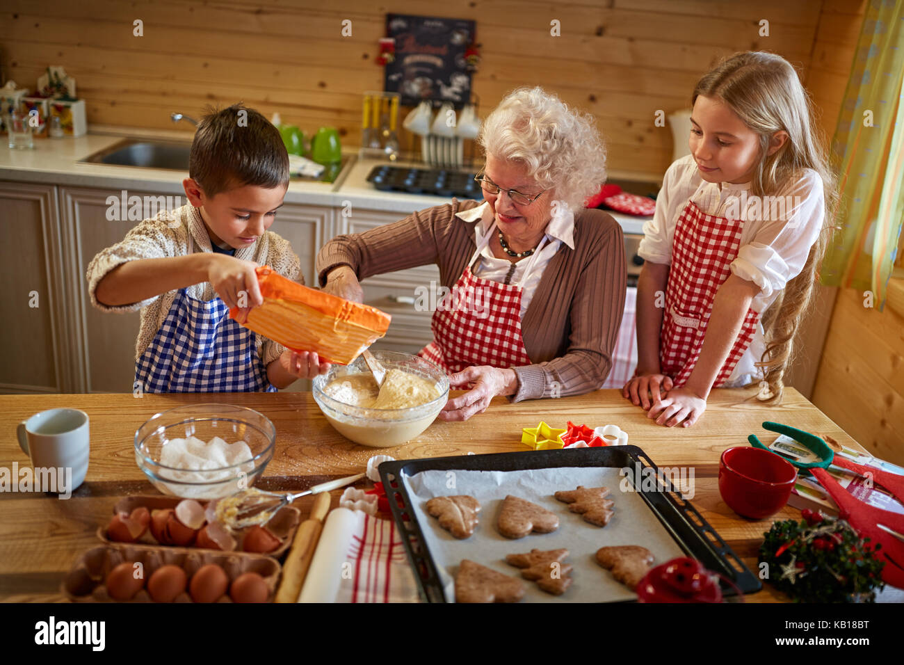 Oma zu Weihnachten Kekse mit Kids Home Stockfoto