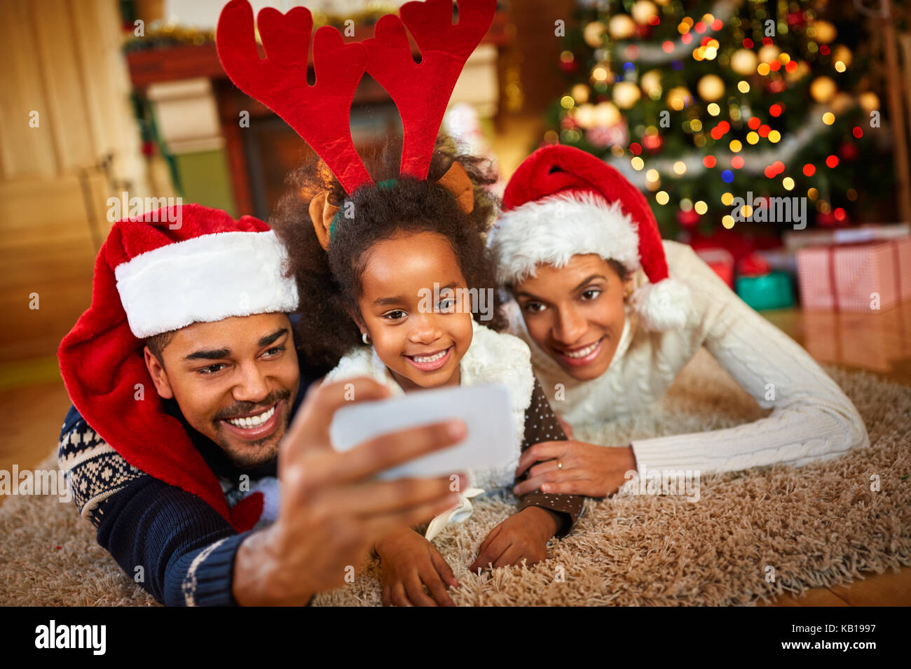 Weihnachten Familie trägt einen Hut von Santa Claus und selfie Stockfoto