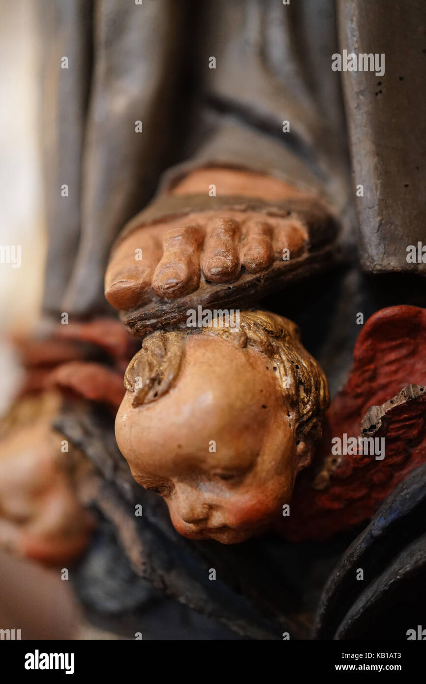 Ein Blick auf die Skulptur eines Menschen mit seinen Fuß auf ein Kind im Kopf in Florenz in Italien. Aus einer Serie von Fotos in Italien. foto Datum: Montag, September Stockfoto