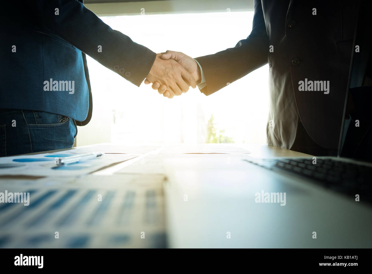 Geschäftskonzept Partnerschaft treffen. Bild Unternehmenshilfe Handshake. Erfolgreiche Geschäftsleute Händeschütteln nach guter Deal. Stockfoto