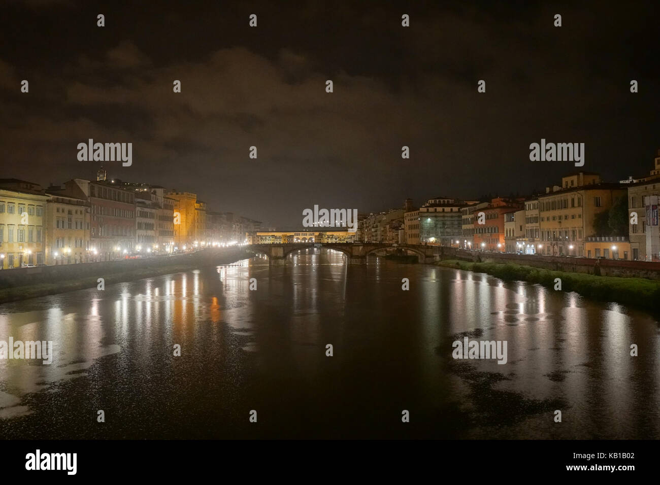 Eine allgemeine Nacht Blick über den Fluss Arno in Florenz in Italien. Aus einer Serie von Fotos in Italien. foto Datum: Montag, 18. September 2017. Foto cr Stockfoto